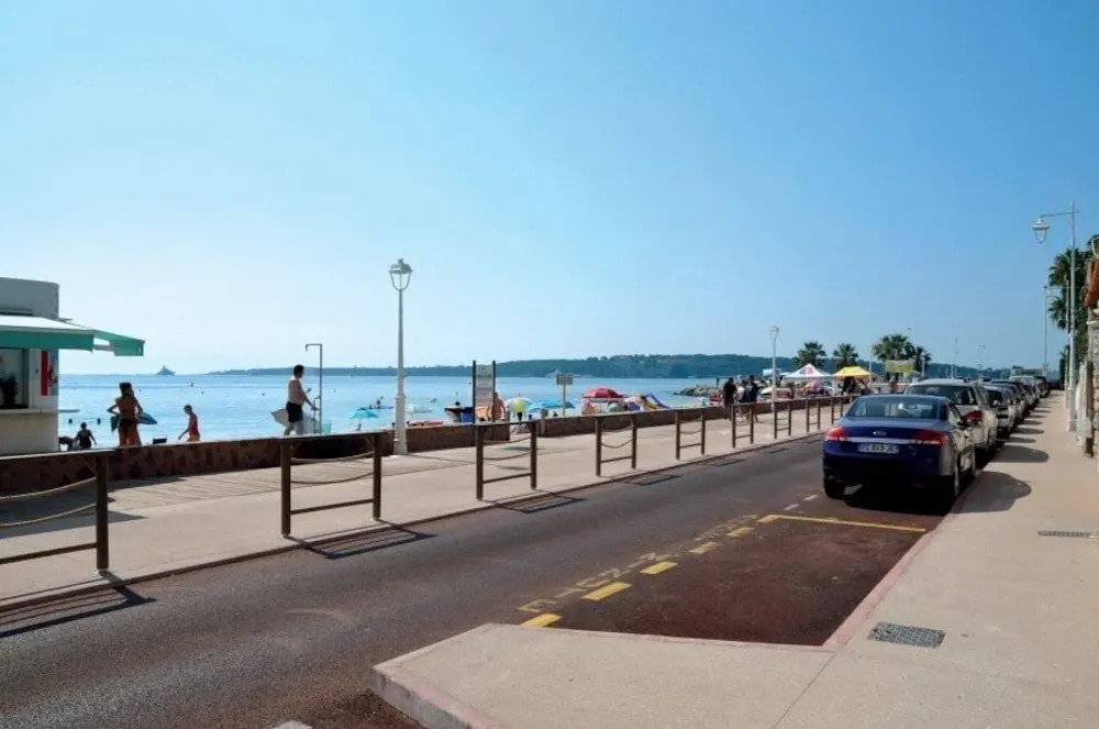 Authentic and beautiful one bedroom apartment with sea views