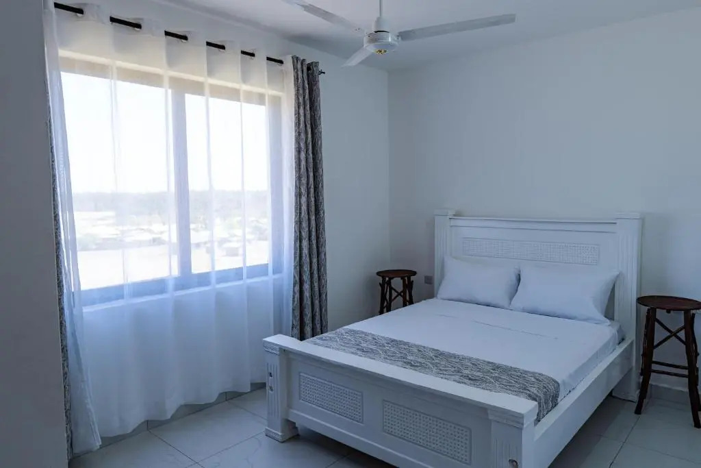 Light House- 1 BR- 43 inch Smart TV- Hot Shower