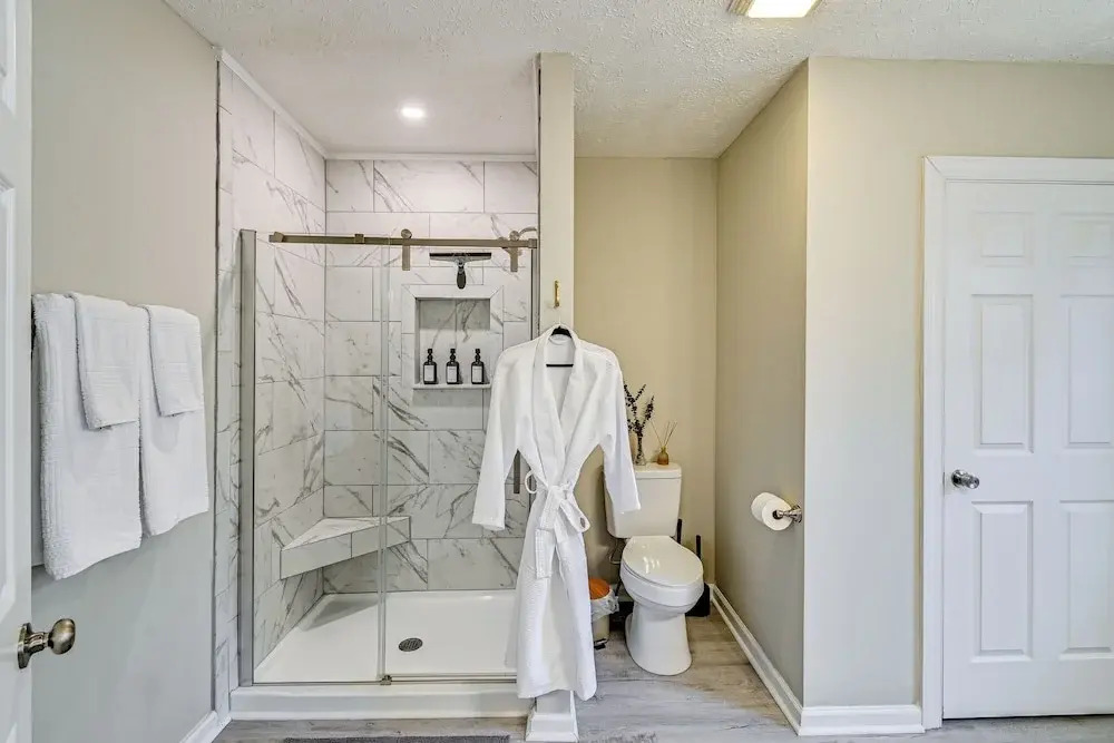 Private Hot Tub & Cold Plunge: Fayetteville Gem!