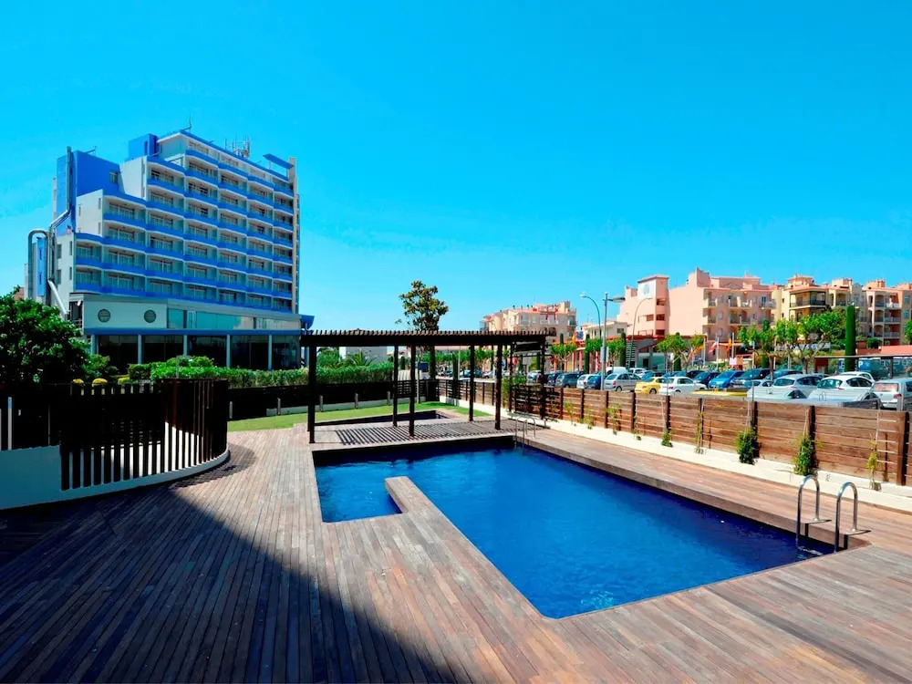 Apartment With 3 Bedrooms, sea Views and Pool
