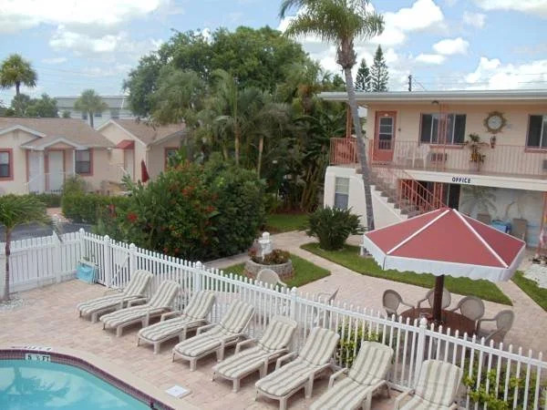 Carlton House Motel and Suites