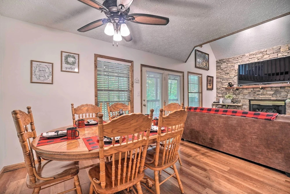 Picturesque Pigeon Forge Cabin w/ Mountain Views