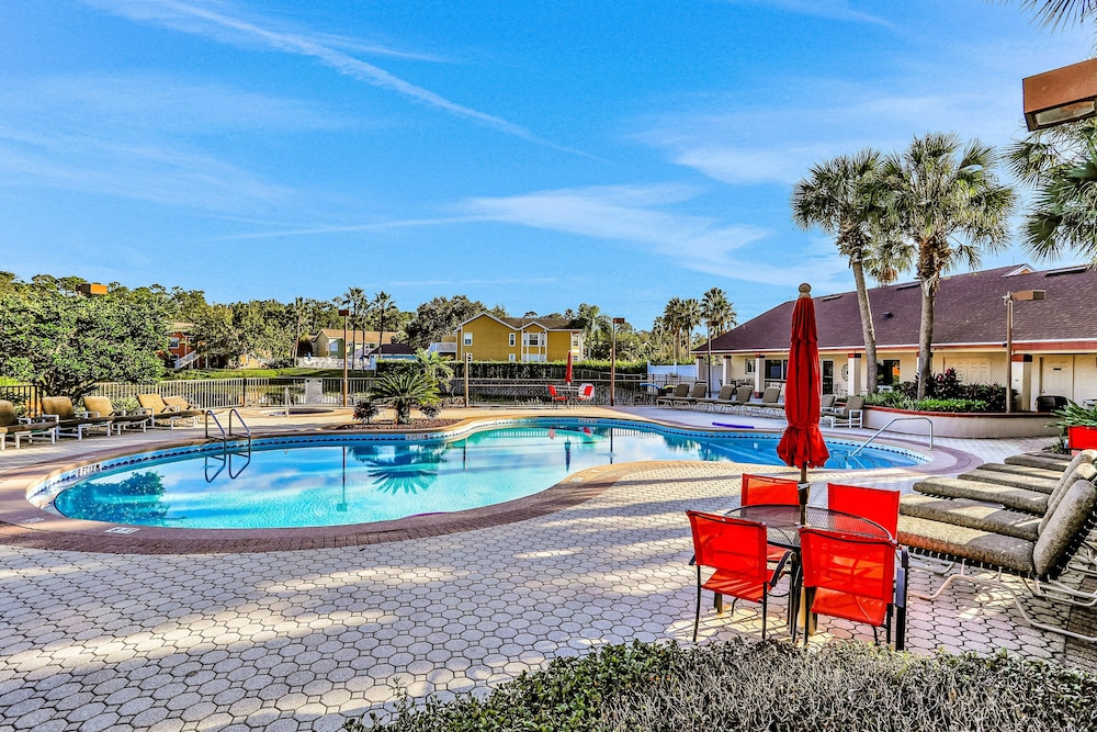 Breezy Townhouse With a Pool, hot Tub, Patio, Central AC, and Washer/dryer