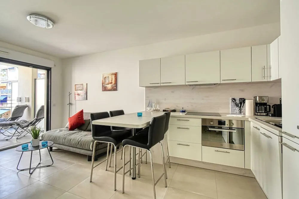 Modern Apartment With Private Balcony, Near Palais