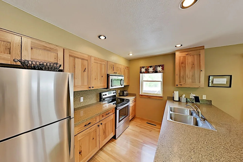 Walk To Main St. & Lifts! Deck W/ Private Hot Tub 3 Bedroom Townhouse
