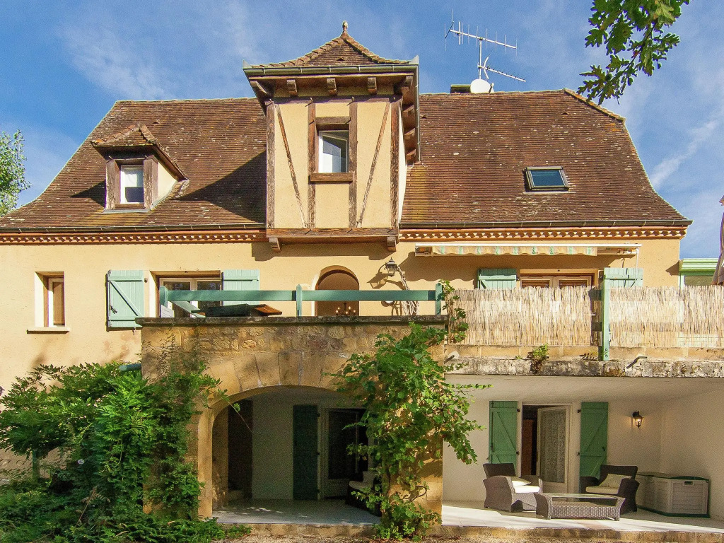 Spacious villa with heated pool, several terraces and a lot of privacy.