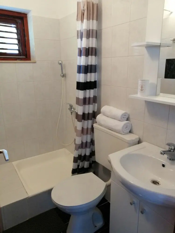 Apartments and Room Caric