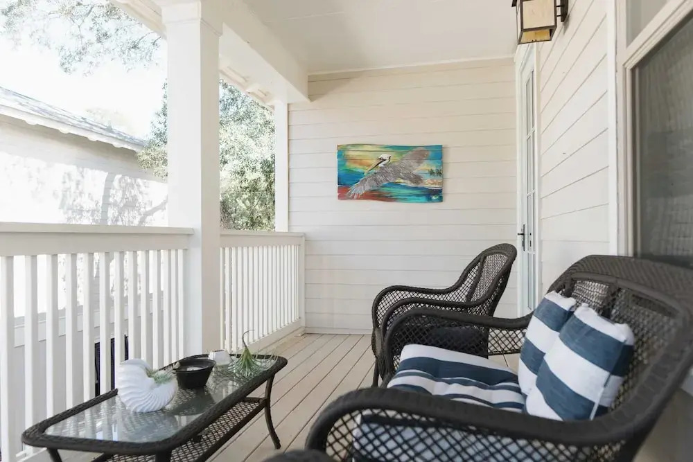 5 Mins to Beach, Shared Pool, Covered Deck, Bikes Heron Cottage by Avantstay