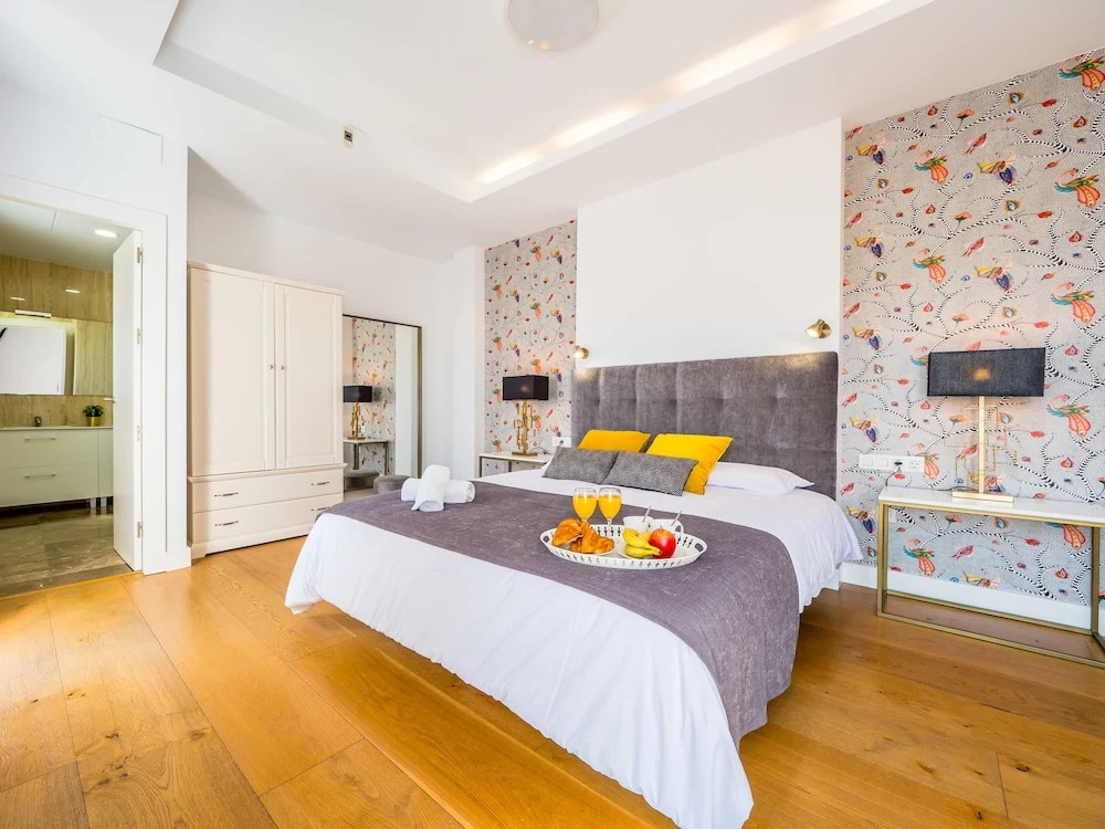 Central Sunny Penthouse Premium Apt