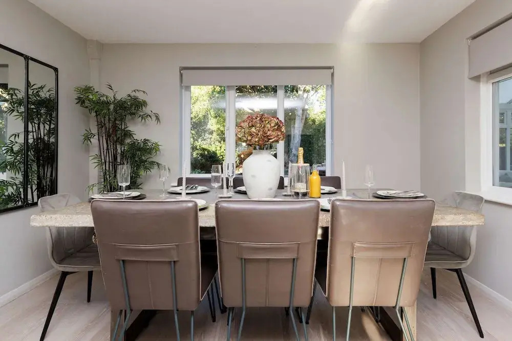 Stylish 4 Bed Home Close to Beach