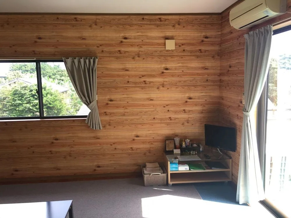 HEARTLAND HOUSE - Female Only & Couple Only