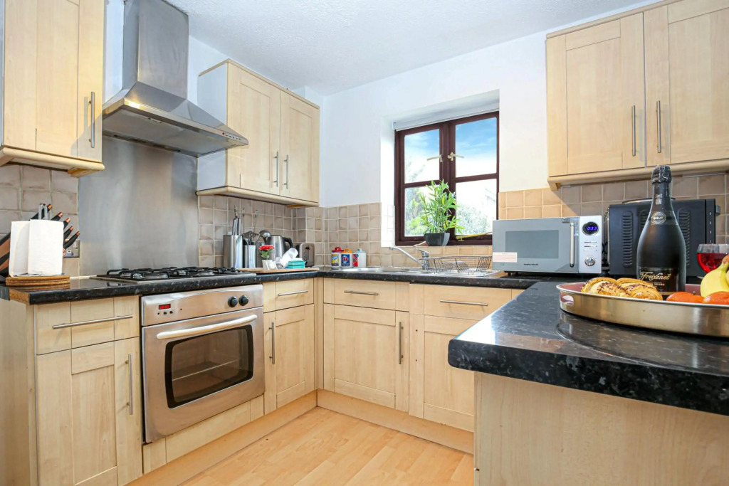 4 Bedroom House - Central MK - Free Parking, Garden and Smart TVs with Netflix by Yoko Property