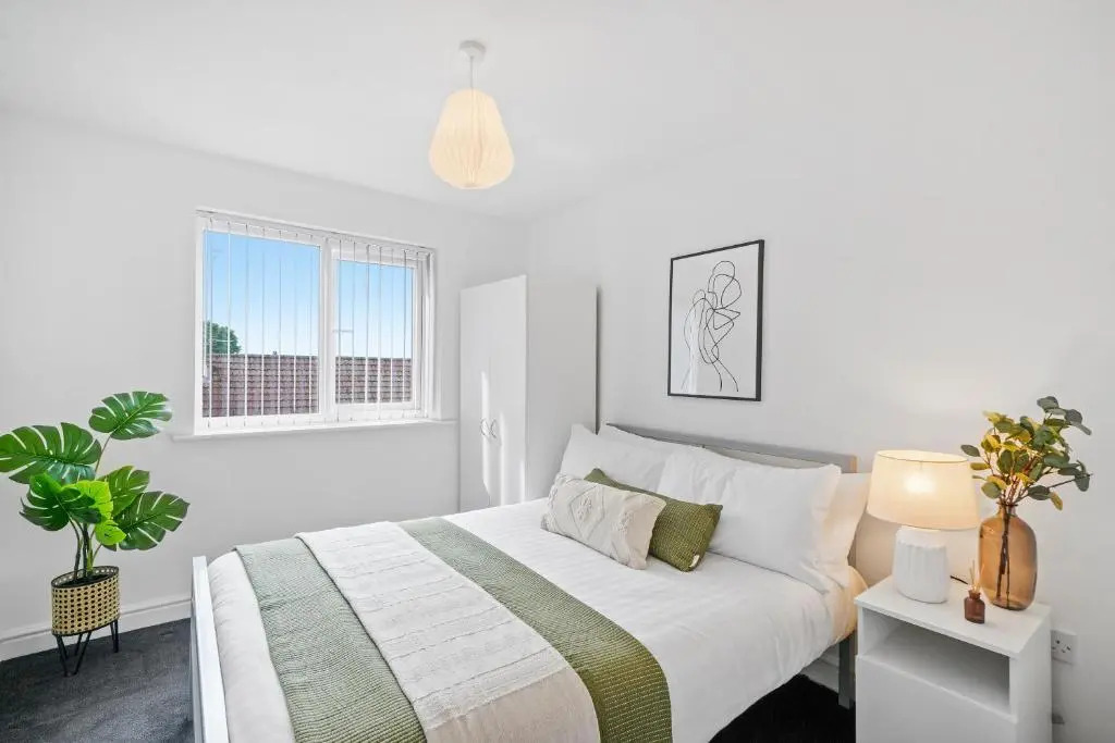 NEW 5 Sarah House by Truestays - 2 Bedroom Apartment - FREE Wifi & Parking