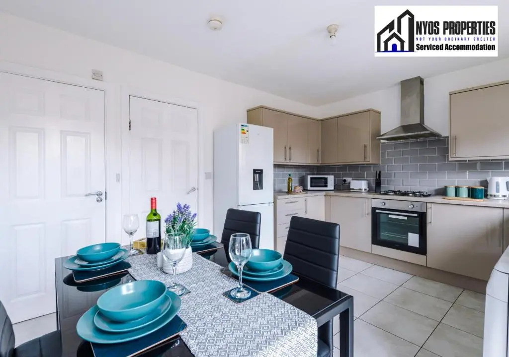 30  Off Monthly Stay/ 4 Bed House/ Free Parking
