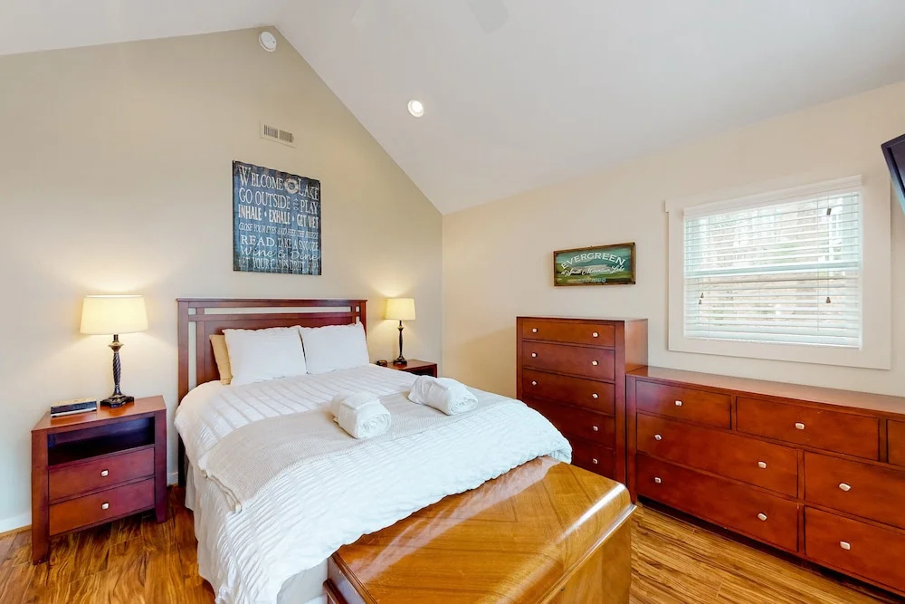 Evergreen - Lakefront Home With Dock, Screened Porch, AC & Kayaks