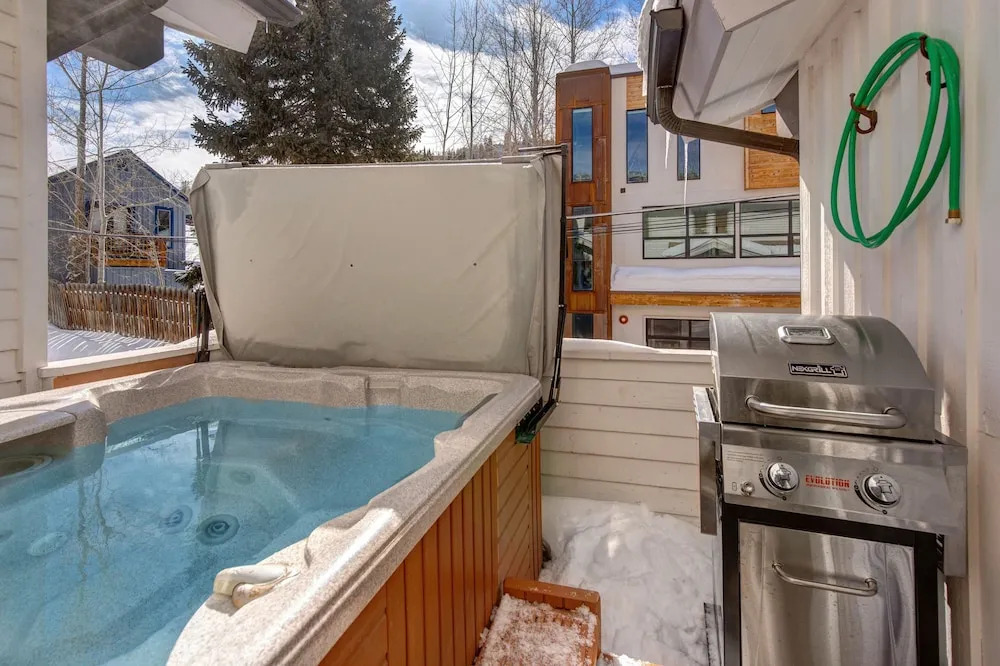 New Listing! Modern Townhome W/ Private Hot Tub 3 Bedroom Townhouse