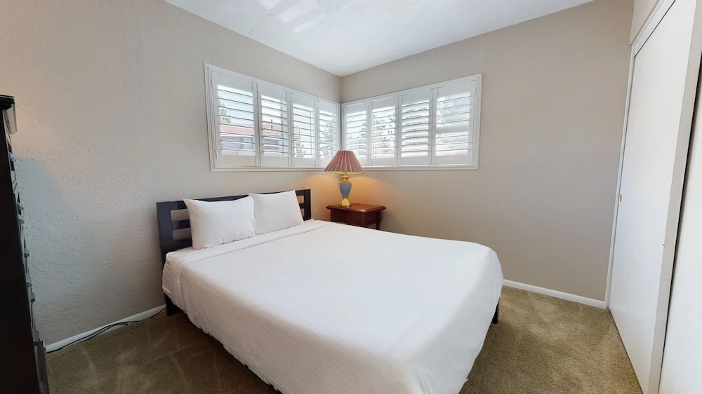 Sierra Manors 8 Pet-Friendly, Short Walk to the Shuttle, Spacious, Centrally Located by RedAwning