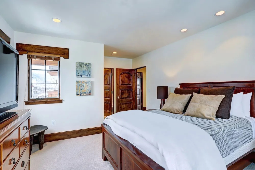 Luxury Mountainside 5BR halet in Vail Village