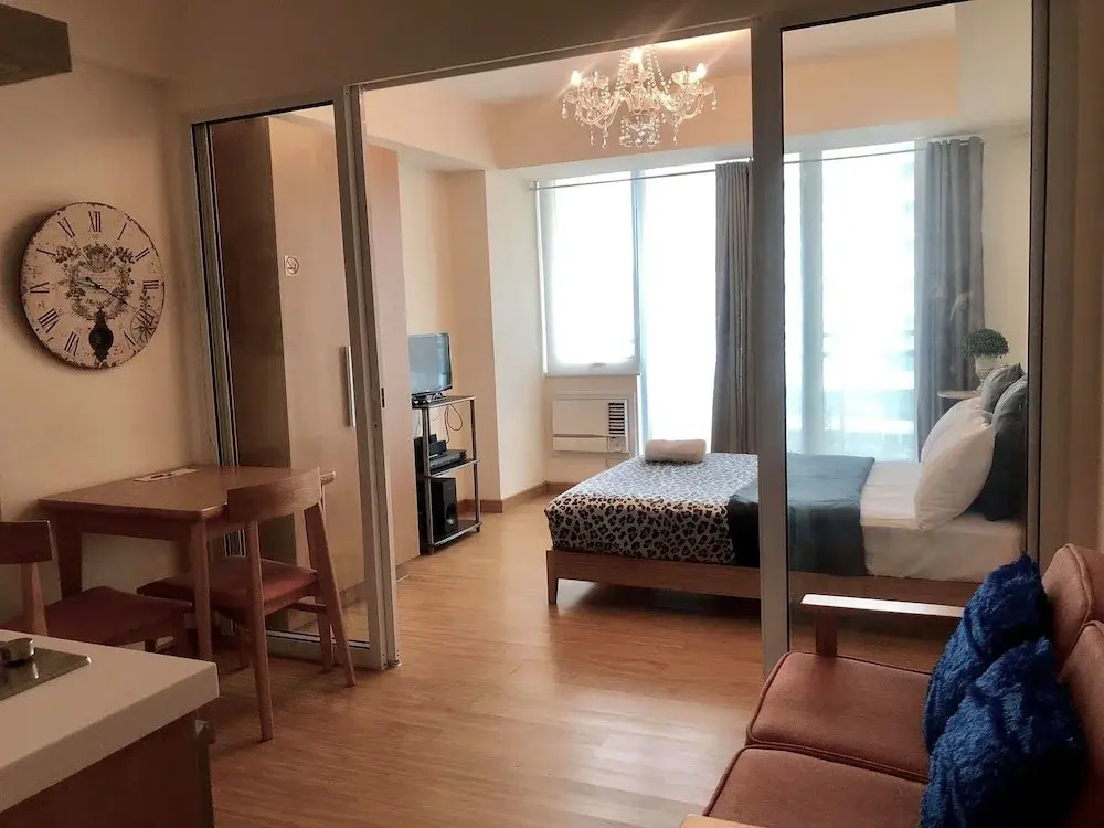 Azure Rio West Wavepool 1BR Near Airport