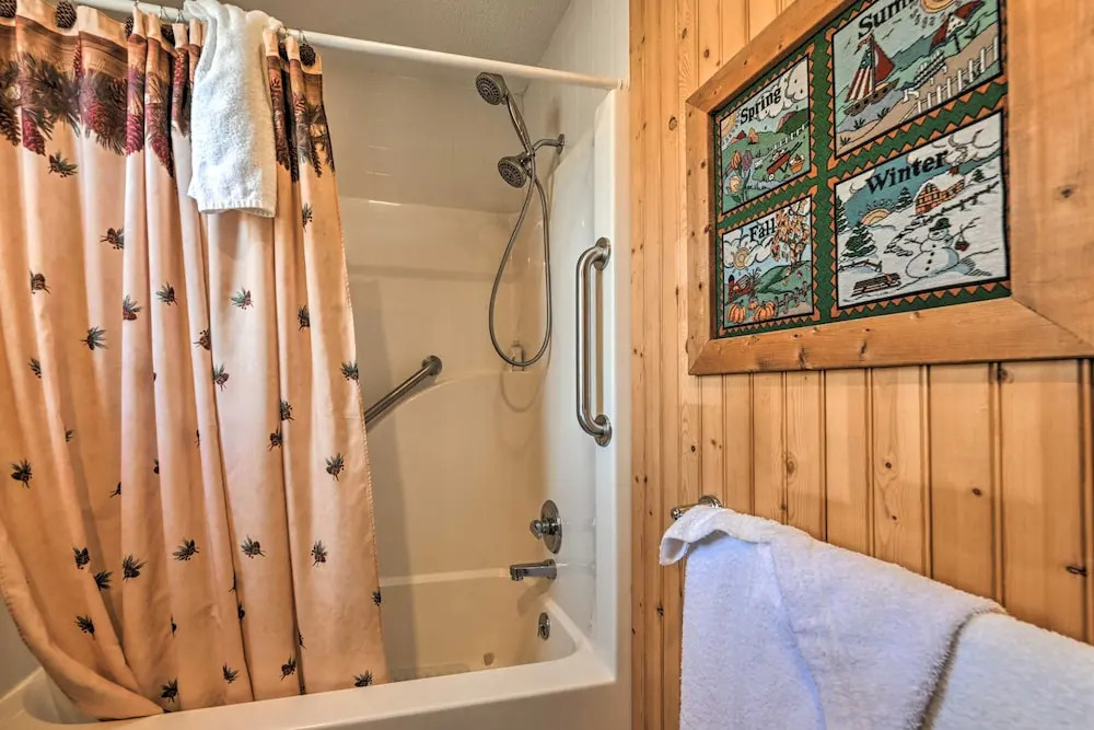 North Carolina Escape w/ Deck, Grill & Fire Pit!