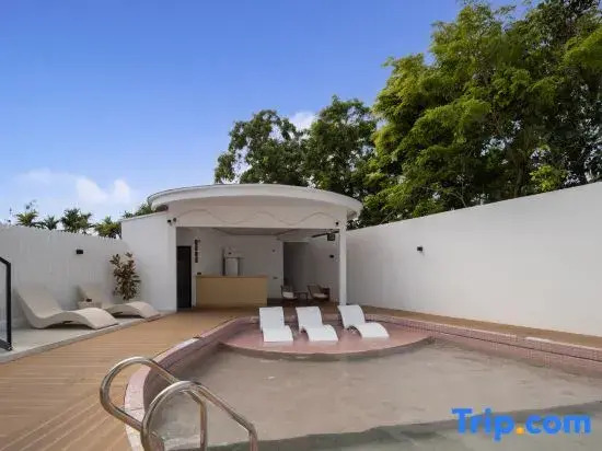 Three Lives · Blooming Pool Homestay (Sanya West Island Branch)