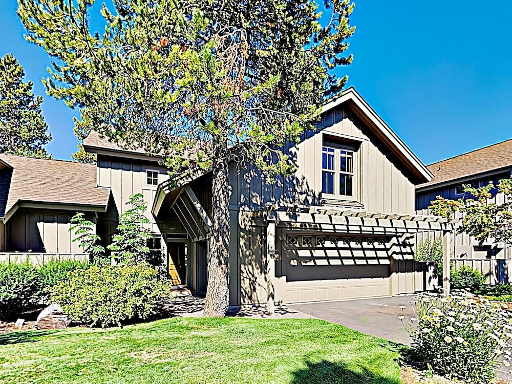 New Listing! 44 Freemont Crossing W/ Hot Tub 3 Bedroom Townhouse