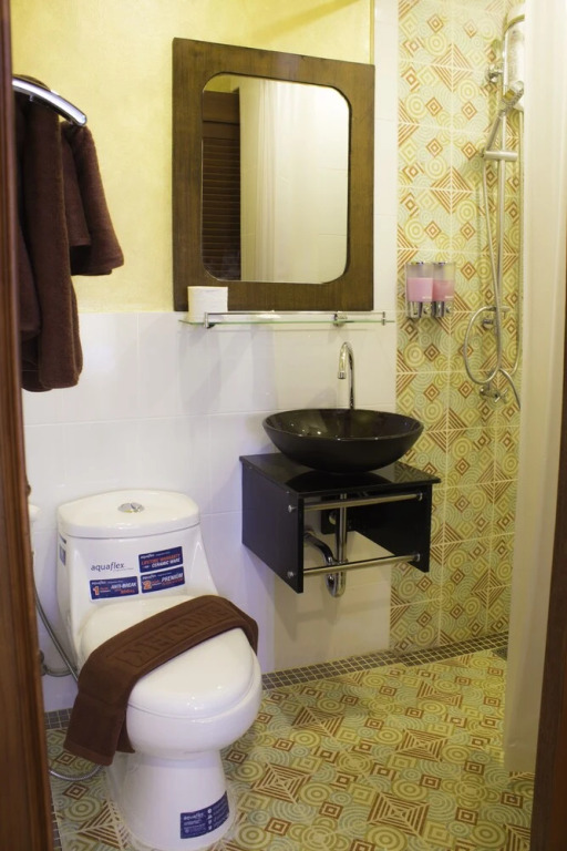 July Garden Inn