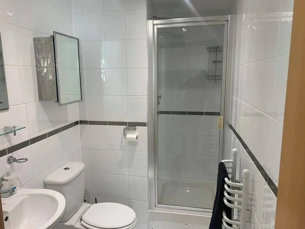 2 Bed Flat - Sleeps 6 - Parking - Wifi