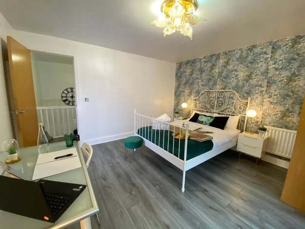 Classy 2 Bed Detatched House- Birmingham- Broad Street & Brindley Place- 10 min walk from Bullring, 02 Arena, New Street Station & Grand Central