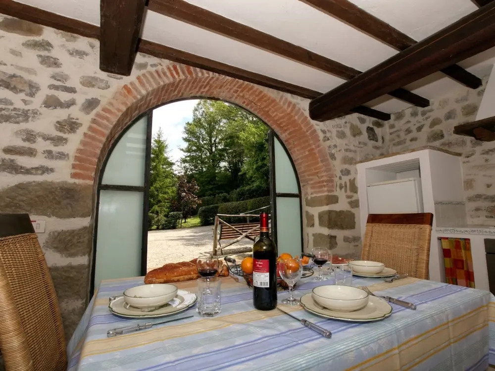 Holiday house overlooking lake near Tuscany