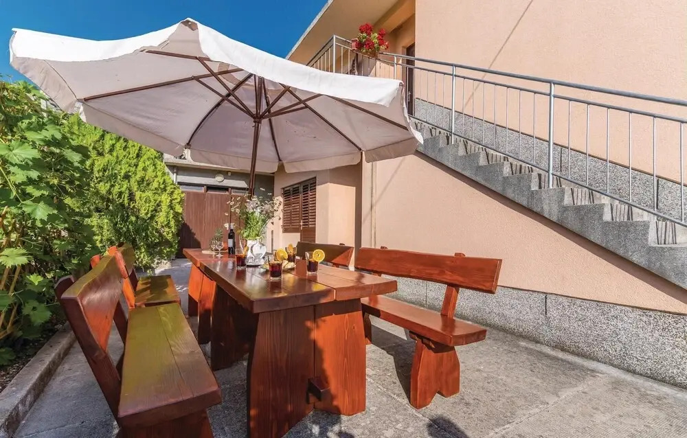 Stunning Home in Bascanska Draga With Wifi and 6 Bedrooms