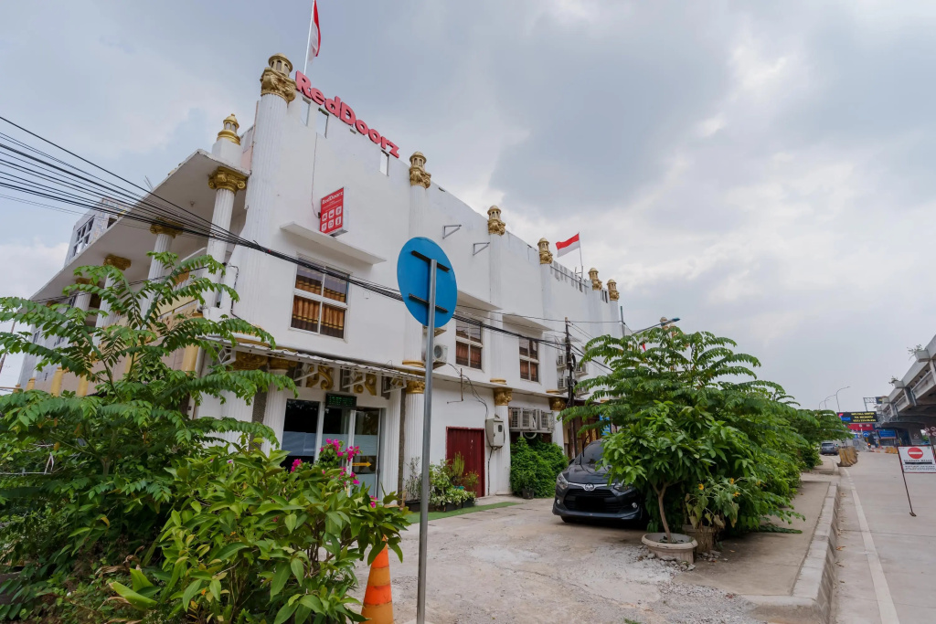 RedDoorz Syariah near Universitas Borobudur