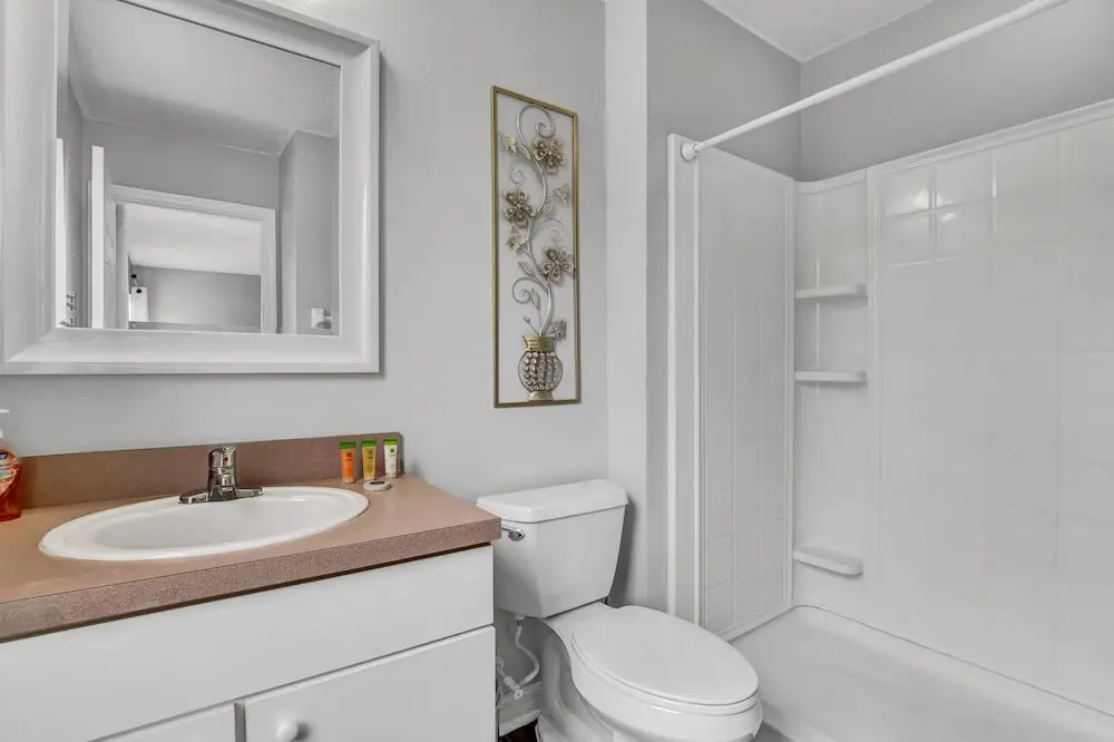 Fresh Decor With Hardwood Floors Huge Private Pool Area CDC Standards 4tv121