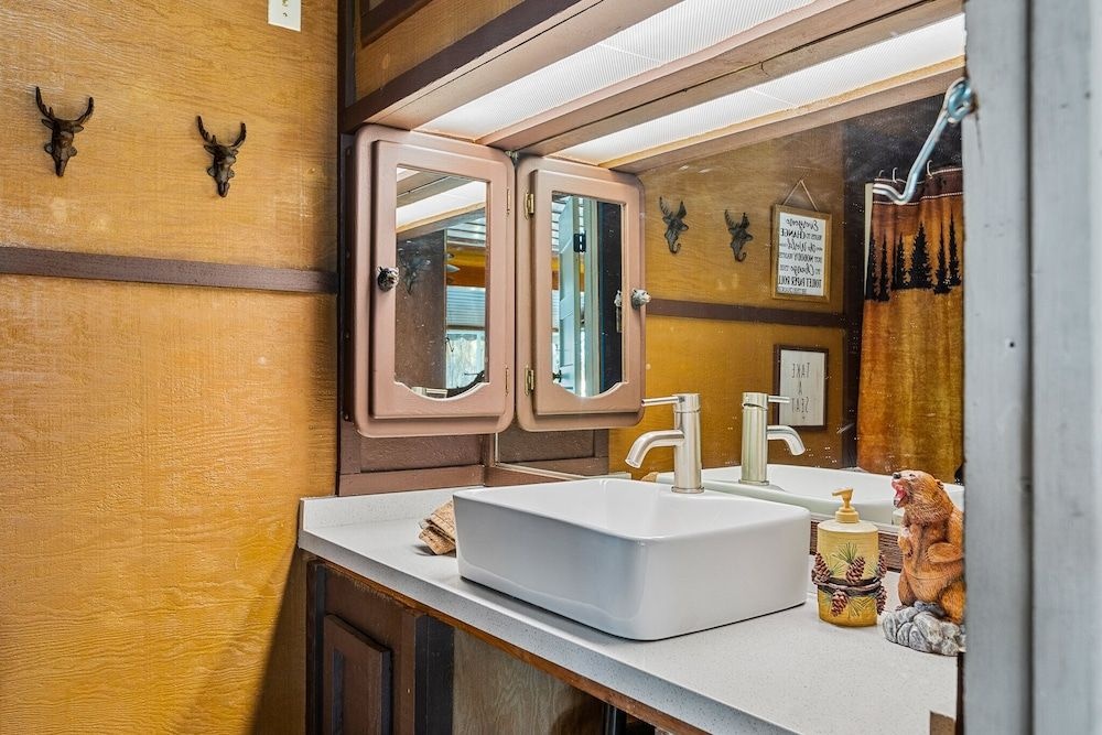 Cozy Bear Cottage - Walk to Lake & Village, Deck, Barbecue