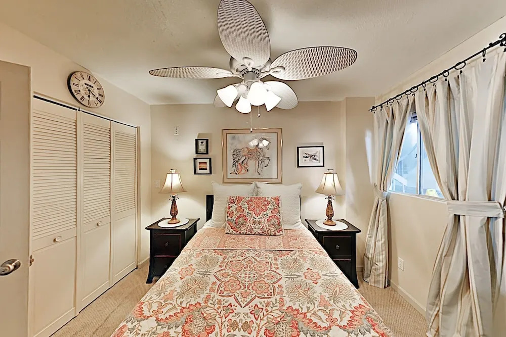 Canal-front Corner W/ Pools - Near The Beach! 1 Bedroom Condo