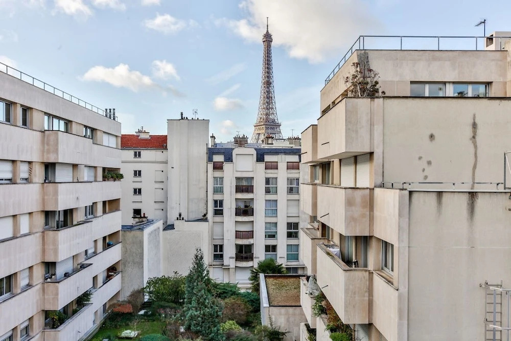 Lovely Nest at the Bottom Eiffel Tower