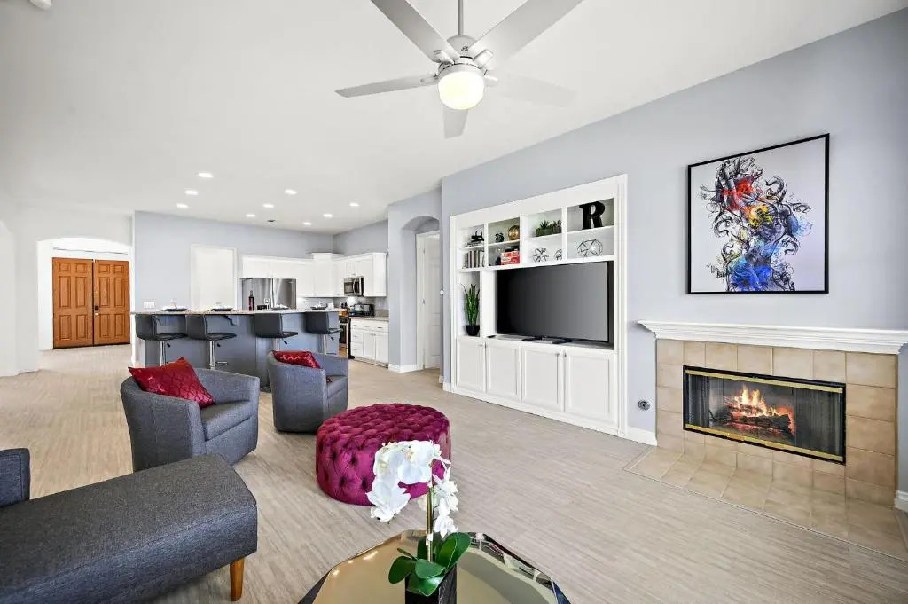 New Listing Luxurious Getaway Near Polo Fields home of Coachella, Stagecoach Sleeps 11 Pool,Parking, Golf, Spa, Coffee