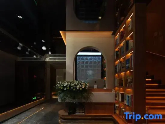 Loushi‑Youming Homestay (Wuyi Square IFS International Finance Centre Branch)