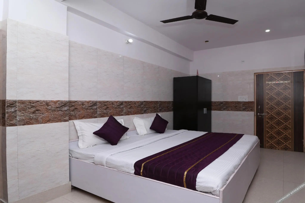 Oyo 12911 New Capital Inn