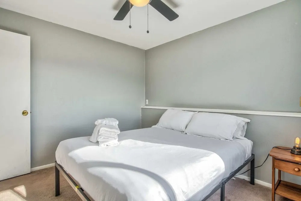 2BR Pikes Peak Views Garden of Gods Dog-friendly!
