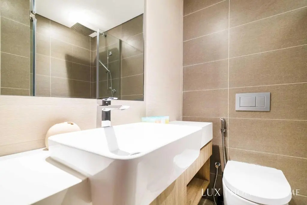 LUX Contemporary Suite with Full Marina View 6