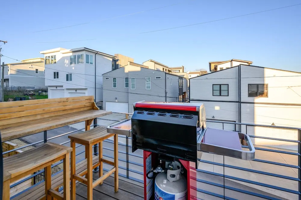 New Listing! Luxe New-build W/ Rooftop Lounge 3 Bedroom Townhouse