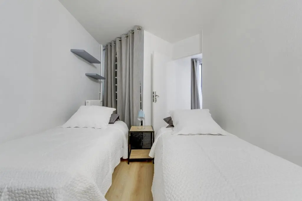 Chic And Spacious Apart with Parking