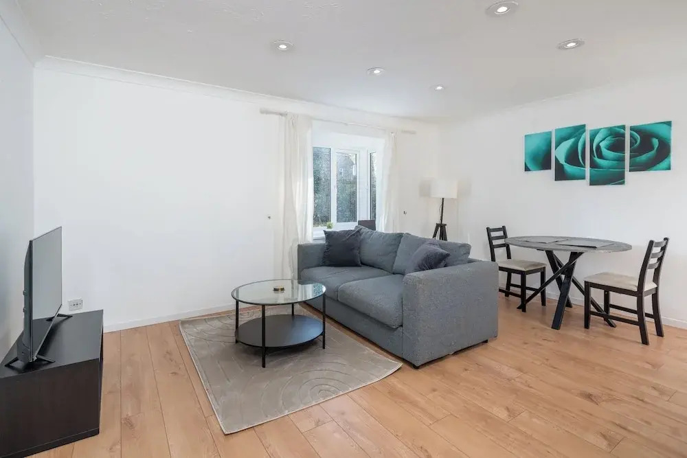 Spacious 1 Bedroom Apartment w/ Parking in Crawley