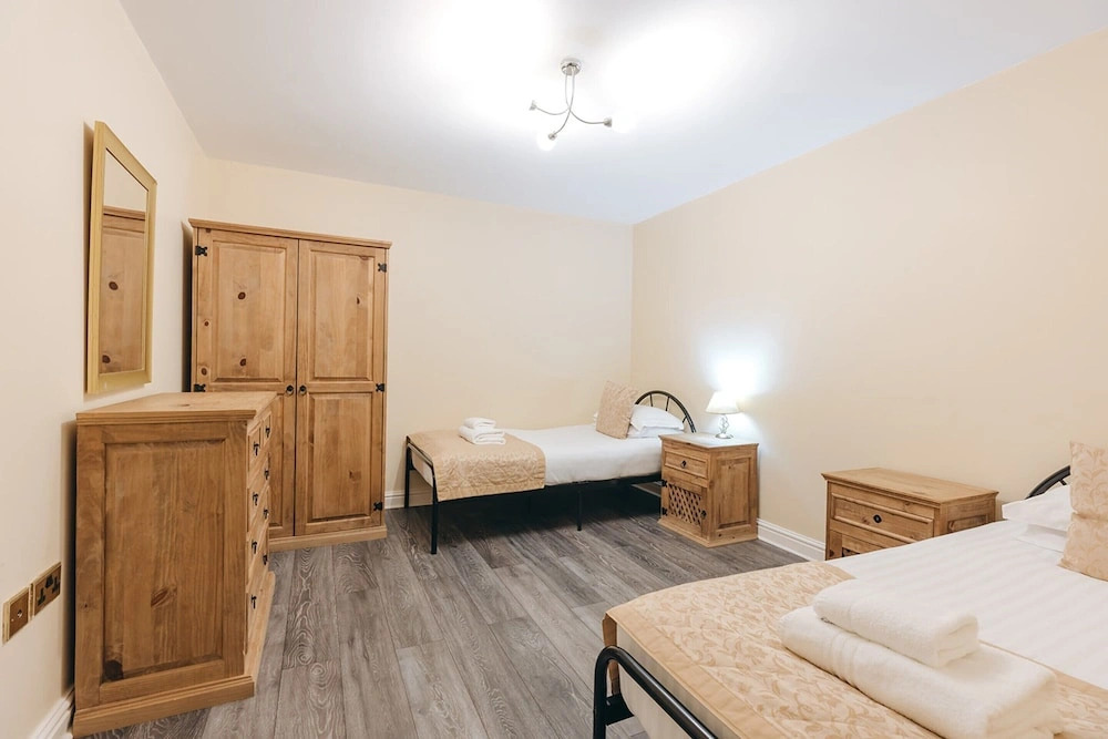 Serene 2-bedroom Cottage in Dorrington, No Deposit