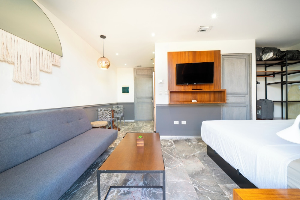 2 BR Condo - Rooftop Ocean View Joy 202