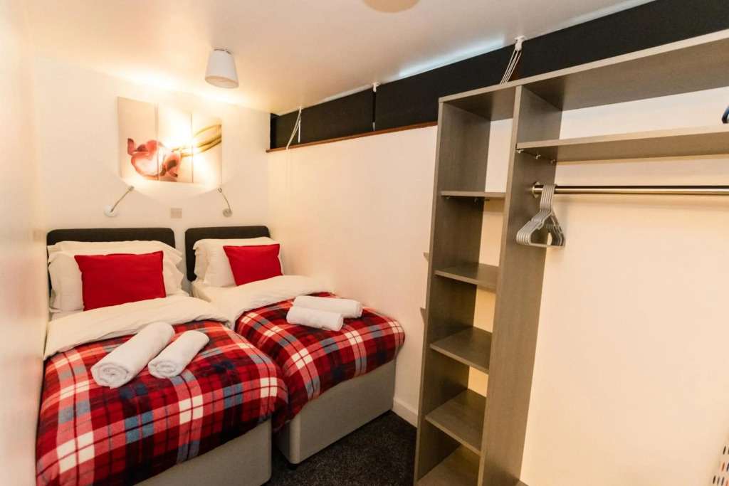 1 Bedroom Newton Apartment Wigan, A Walk to Albert Infirmary, Free Private Parking, Free WiFi
