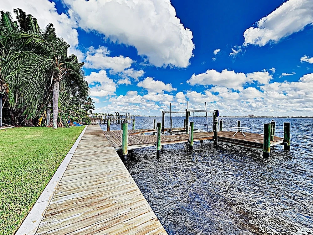 Riverfront Paradise W/ Caged Pool, Hot Tub & Dock 3 Bedroom Home