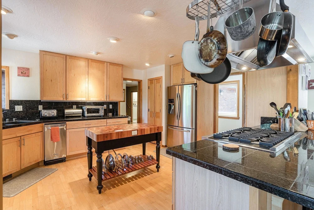 11640 St Bernard Dr - 6 Br Home