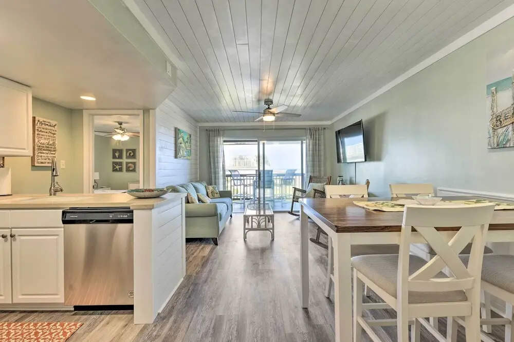 Fernandina Beach Condo ~ 1 Mi to Golf Courses